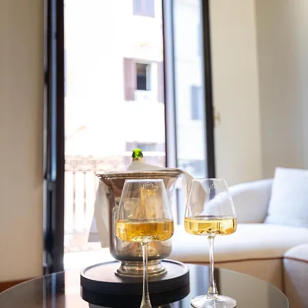 Elegant Design Two Bedroom Near Spanish Steps Center